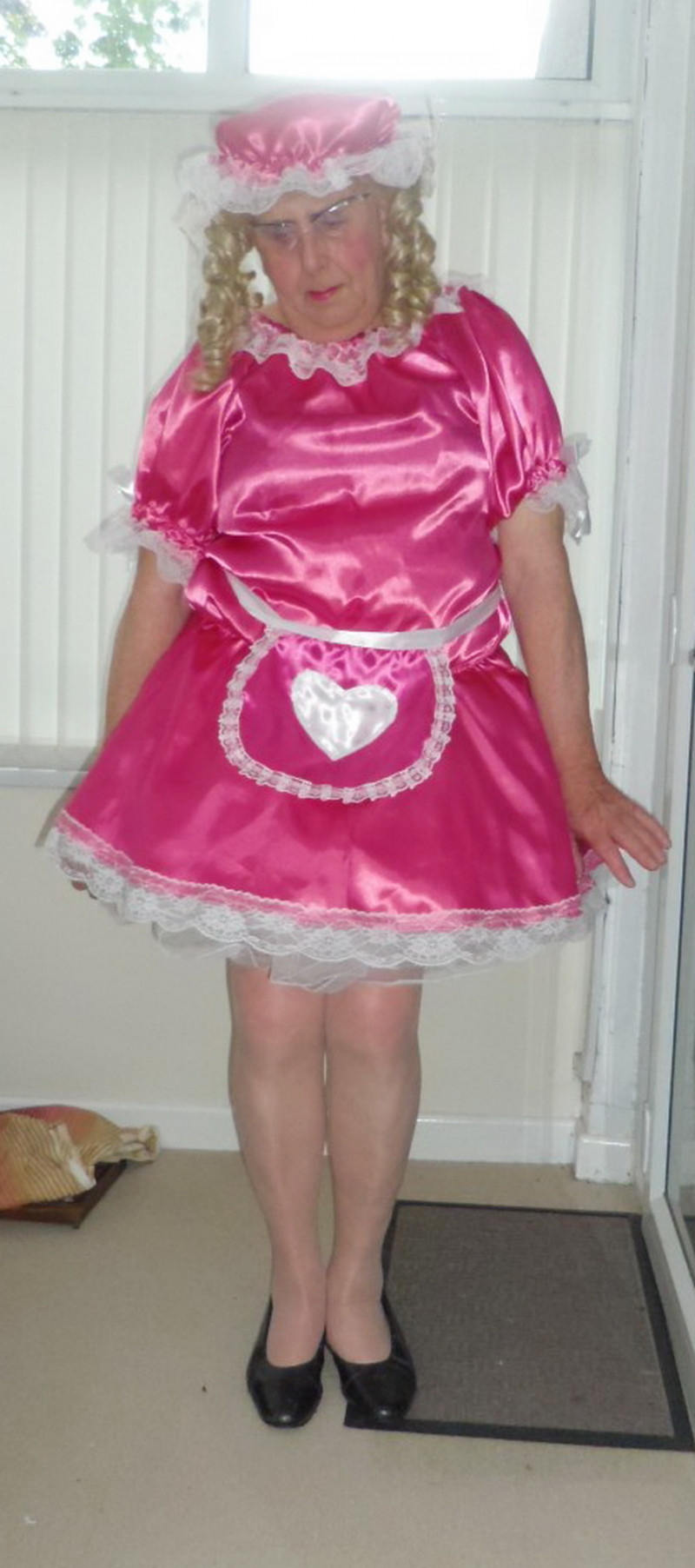 sissy-charlotte-pink-maid-with-her-knees-tight-together