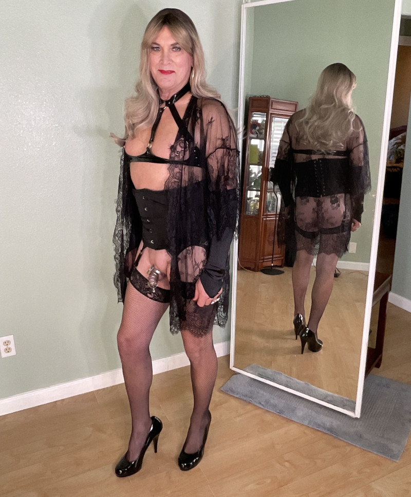 sissy-phyllis-in-chastity-1